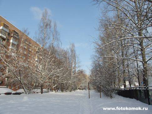 Бочкообразность - дом и забор наклонены к центру кадра Бочкообразность - дом и забор наклонены к центру кадра