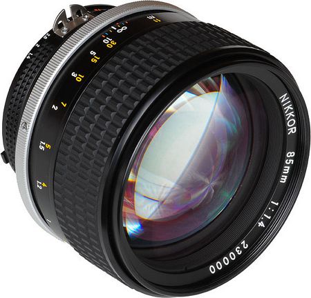 Светосильный объектив Nikon, f-число=1,4