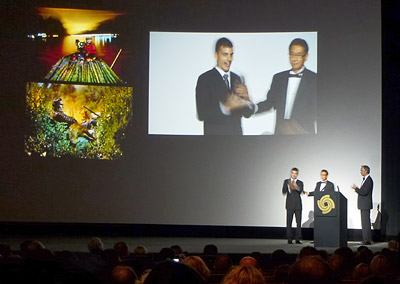 SWPA 2011 Момент награждения победителя, на сцене лондонского кинотеатра Odeon награду Алехандро Хаскельбергу (Alejandro Chaskielberg) вручают президент Sony Europe Фуджио Нишида (Fujio Nishida) и директор и основатель World Photography Organisation Скотт Грэй (Scott Gray)