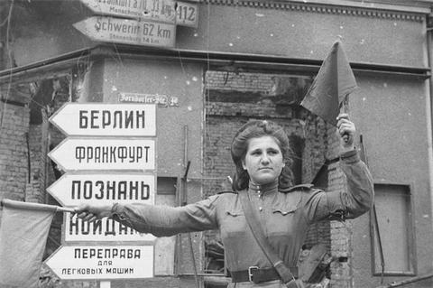 Евгений Халдей. Регулировщица Мария Шальнева Евгений Халдей. Регулировщица Мария Шальнева