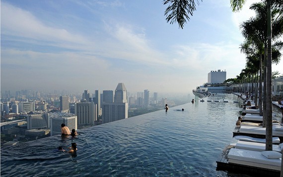 Marina Bay Sands Hotel в Сингапуре с прекрасным бассейном на крыше Marina Bay Sands Hotel в Сингапуре с прекрасным бассейном на крыше