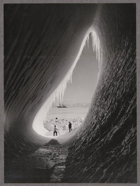 Грот в айсберге,  Британская антарктической экспедиции 1911-1913, 5 января 1911. Фотограф: Герберт Понтинг