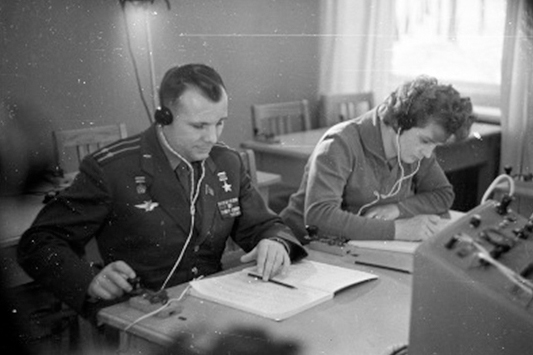 Б.Смирнов. Юрий Гагарин и Валентина Терешкова. Отработка телеграфной связи с помощью ключа. Б.Смирнов. Юрий Гагарин и Валентина Терешкова. Отработка телеграфной связи с помощью ключа.