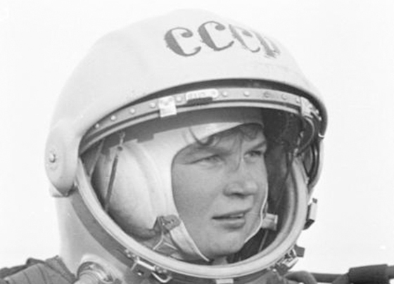 Б.Смирнов. В.Терешкова после парашютного прыжка в скафандре. Феодосия, 1963 Б.Смирнов. В.Терешкова после парашютного прыжка в скафандре. Феодосия, 1963
