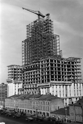 Аркадий Шайхет. Строительство здания Министерства иностранных дел. Москва, 1950. Собрание МАММ/МДФ
