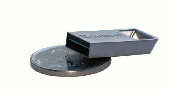 Kingston DataTraveler Micro 3.1 - сравнение с монетой