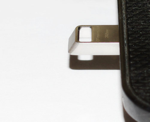 Флешка в USB разъеме ноутбука