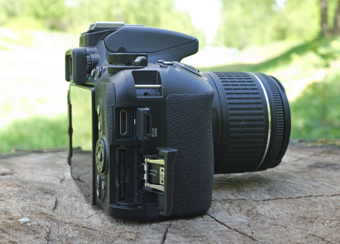 Nikon D5600 справа разъемы