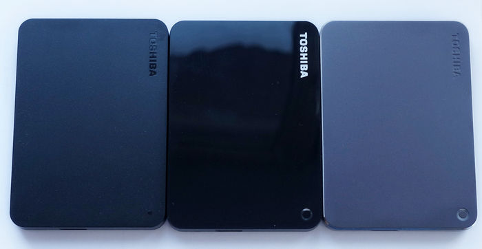 Toshiba Canvio Basics 2 ТБ (слева), Toshiba Canvio Advance 2 ТБ и Toshiba Canvio Premium 2 ТБ (справа)