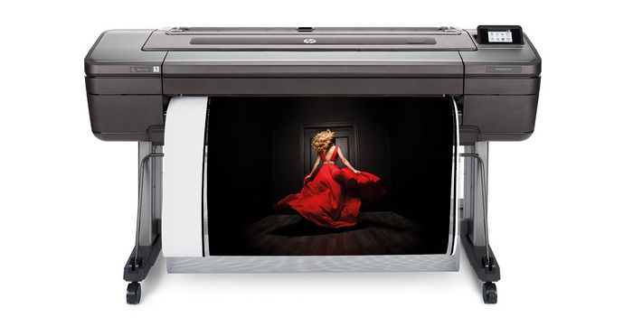 HP DesignJet Z9⁺, PostScript®-принтер с шириной печати 112 см, с вертикальным триммером.